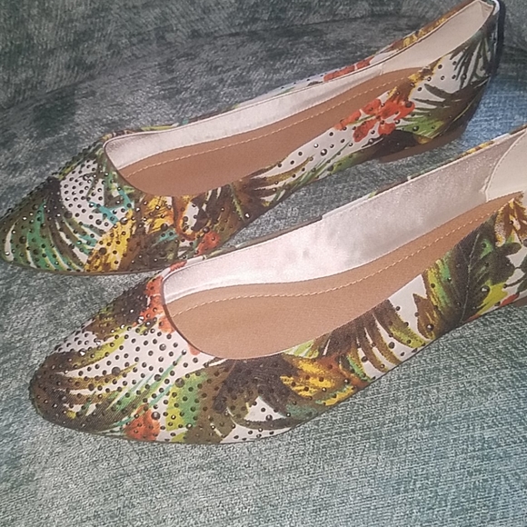 🎉Sale $25 Zigi Soho Floral Flats W/Crystals - Picture 4 of 8